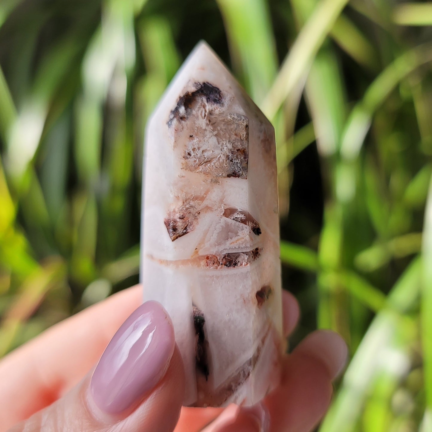 Amber Agate Point: Warmth and Balance in Radiant Hues