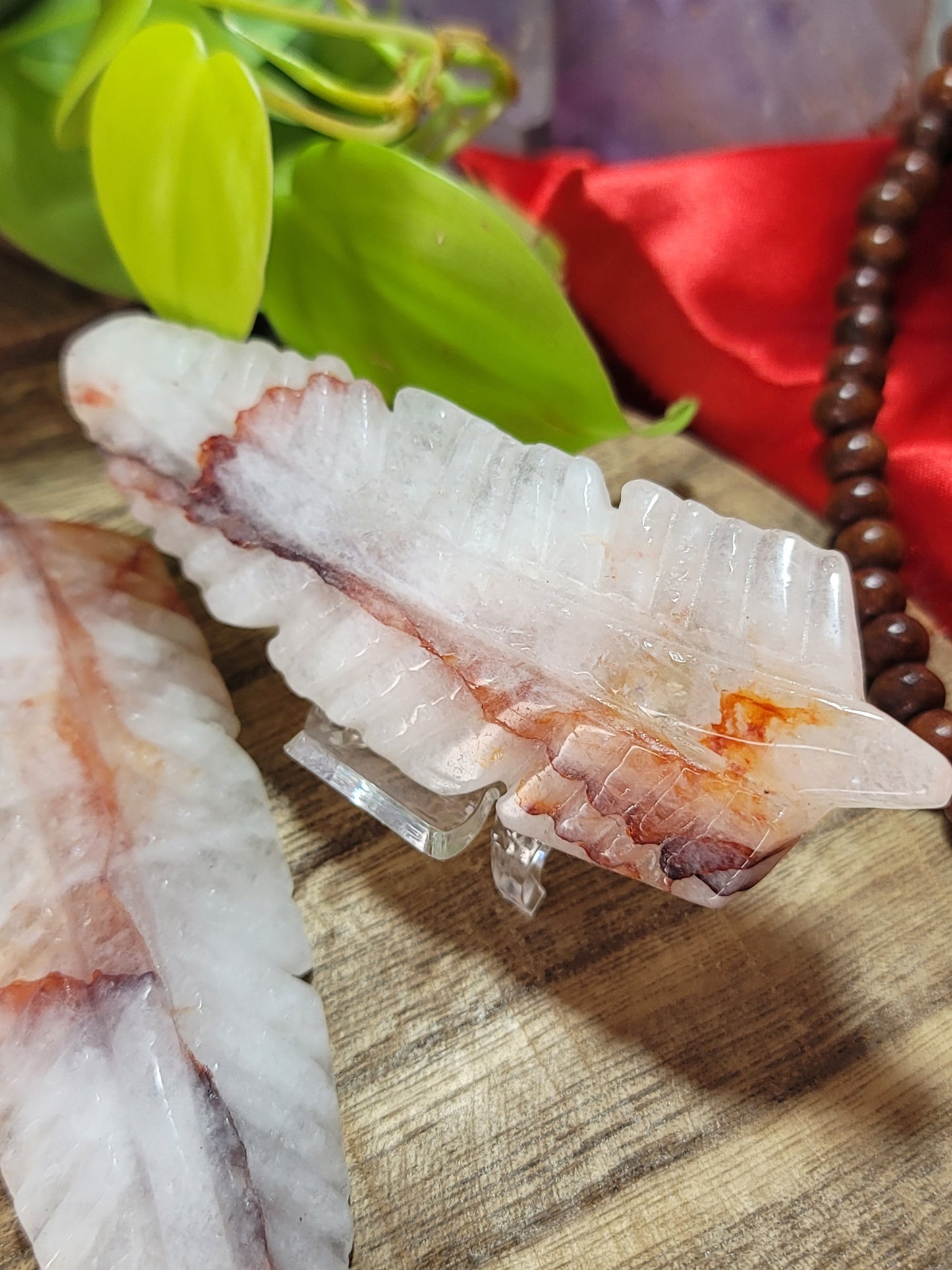 Carved Crystal Feather – Spiritual Release, Lightness & Energetic Rebirth