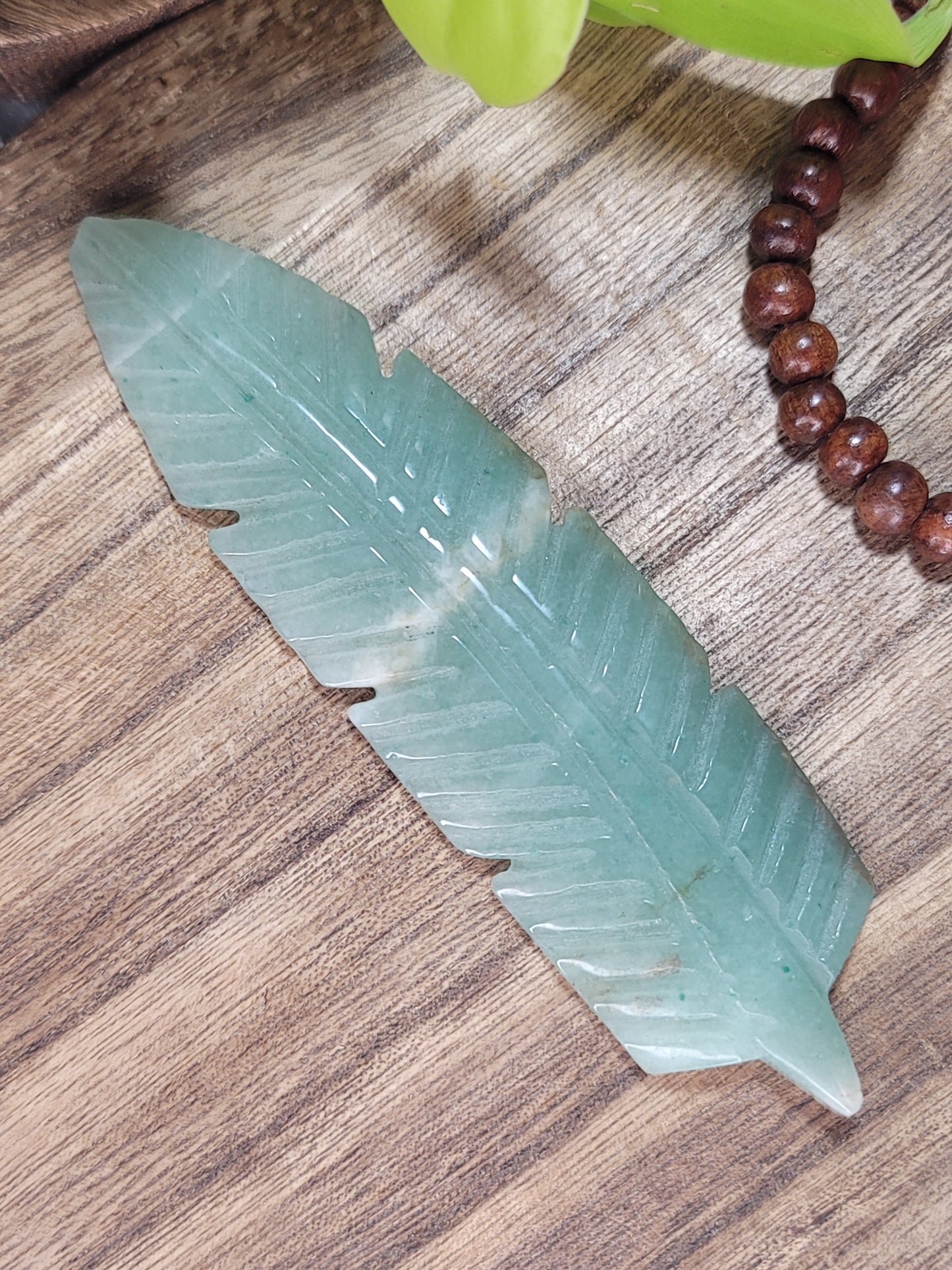 Carved Crystal Feather – Spiritual Release, Lightness & Energetic Rebirth