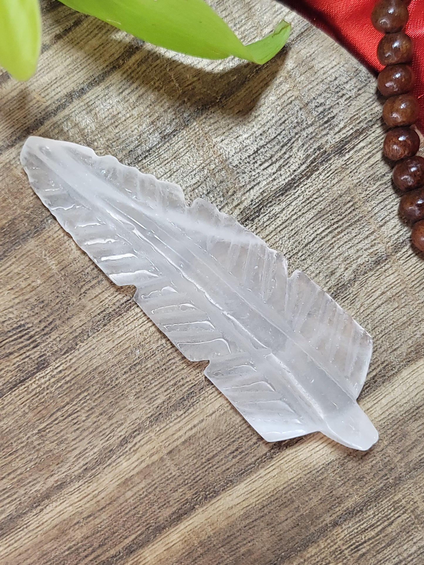 Carved Crystal Feather – Spiritual Release, Lightness & Energetic Rebirth
