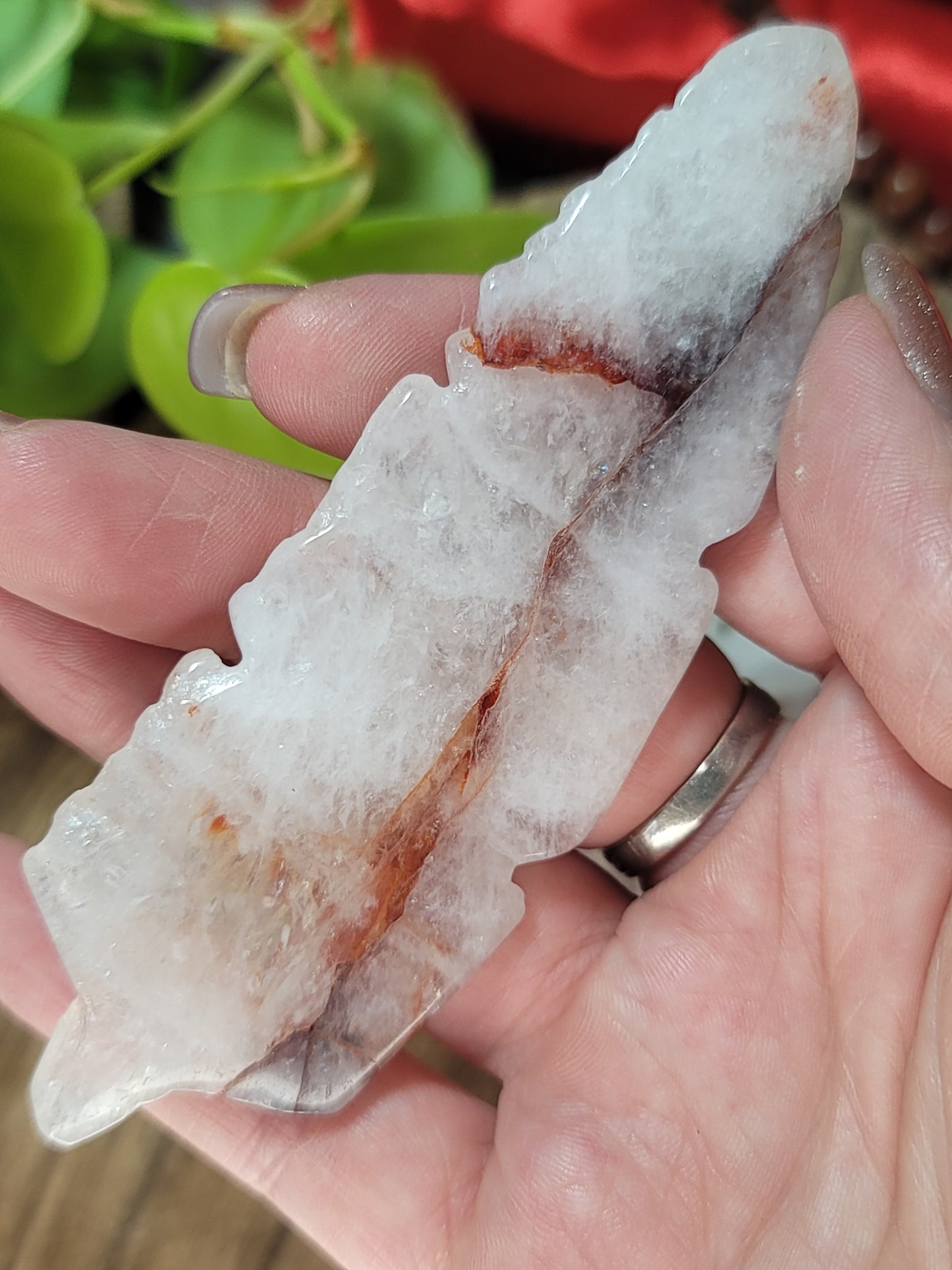 Carved Crystal Feather – Spiritual Release, Lightness & Energetic Rebirth