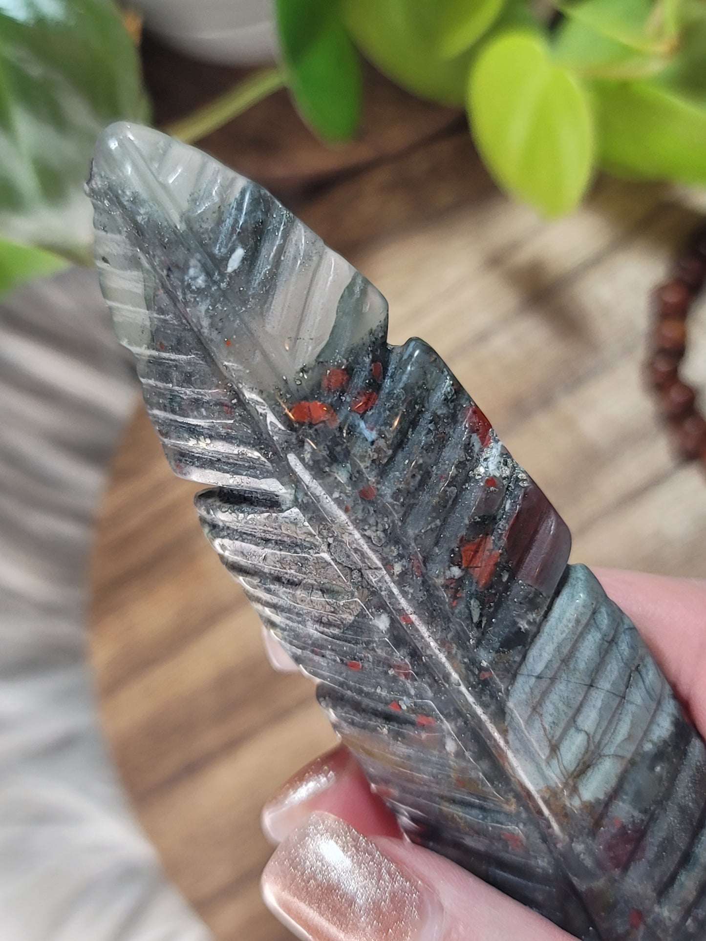 Carved Crystal Feather – Spiritual Release, Lightness & Energetic Rebirth