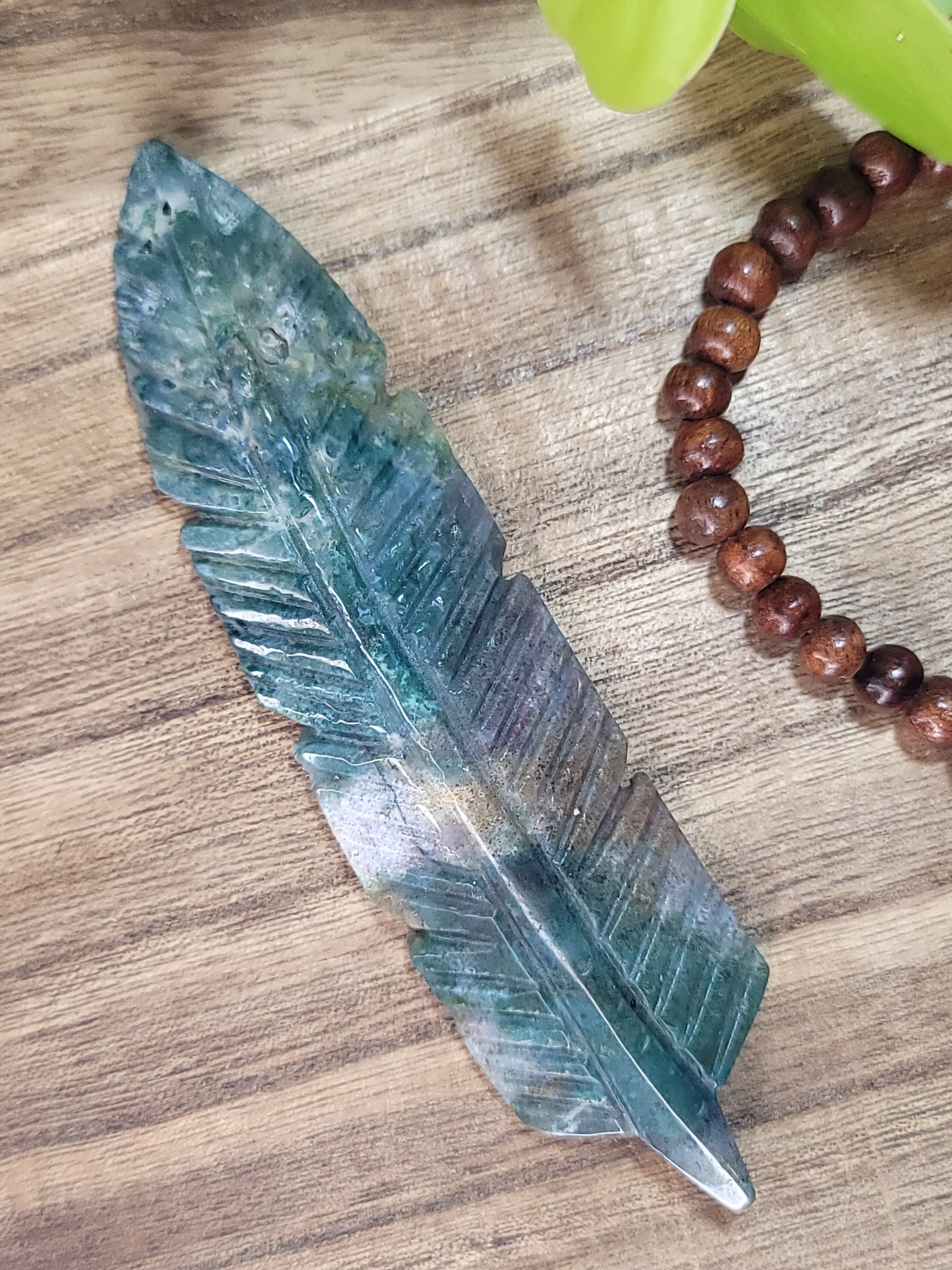 Carved Crystal Feather – Spiritual Release, Lightness & Energetic Rebirth