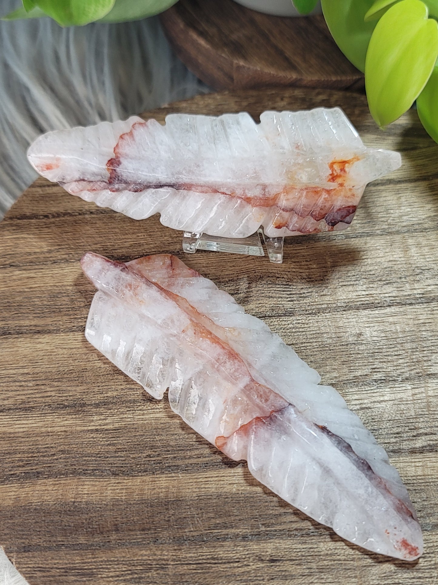 Carved Crystal Feather – Spiritual Release, Lightness & Energetic Rebirth