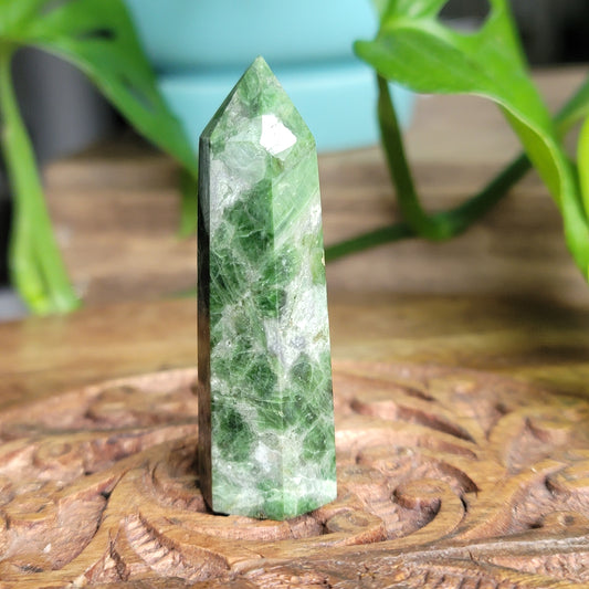 Diopside Point: Deep Green Elegance and Healing Energies