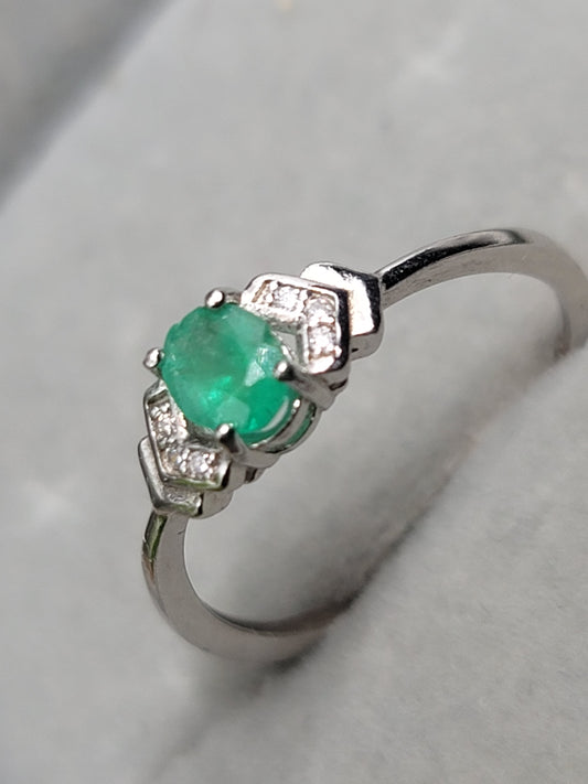 Silver Emerald Ring: A Touch of Timeless Elegance